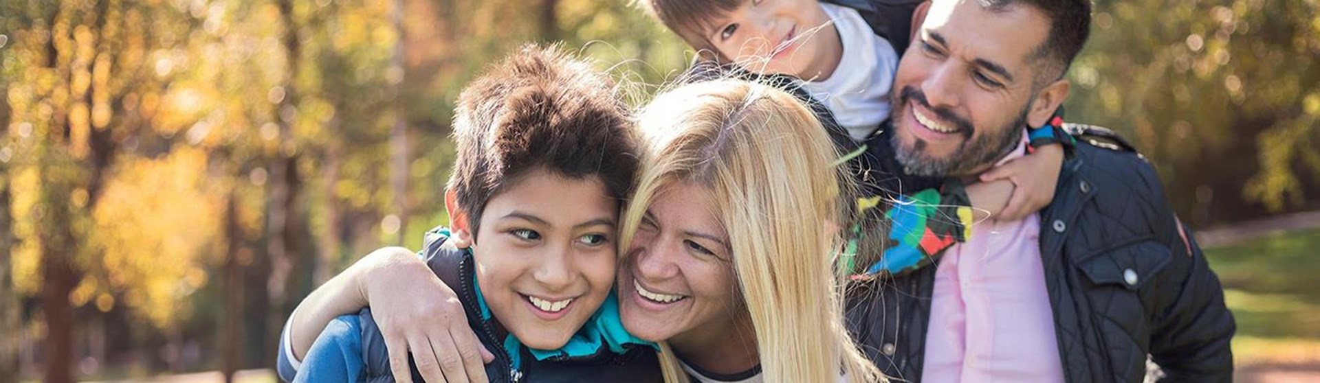 Eine Familie bestehend aus Mutter, Vater und zwei Kindern sind in der Natur unterwegs