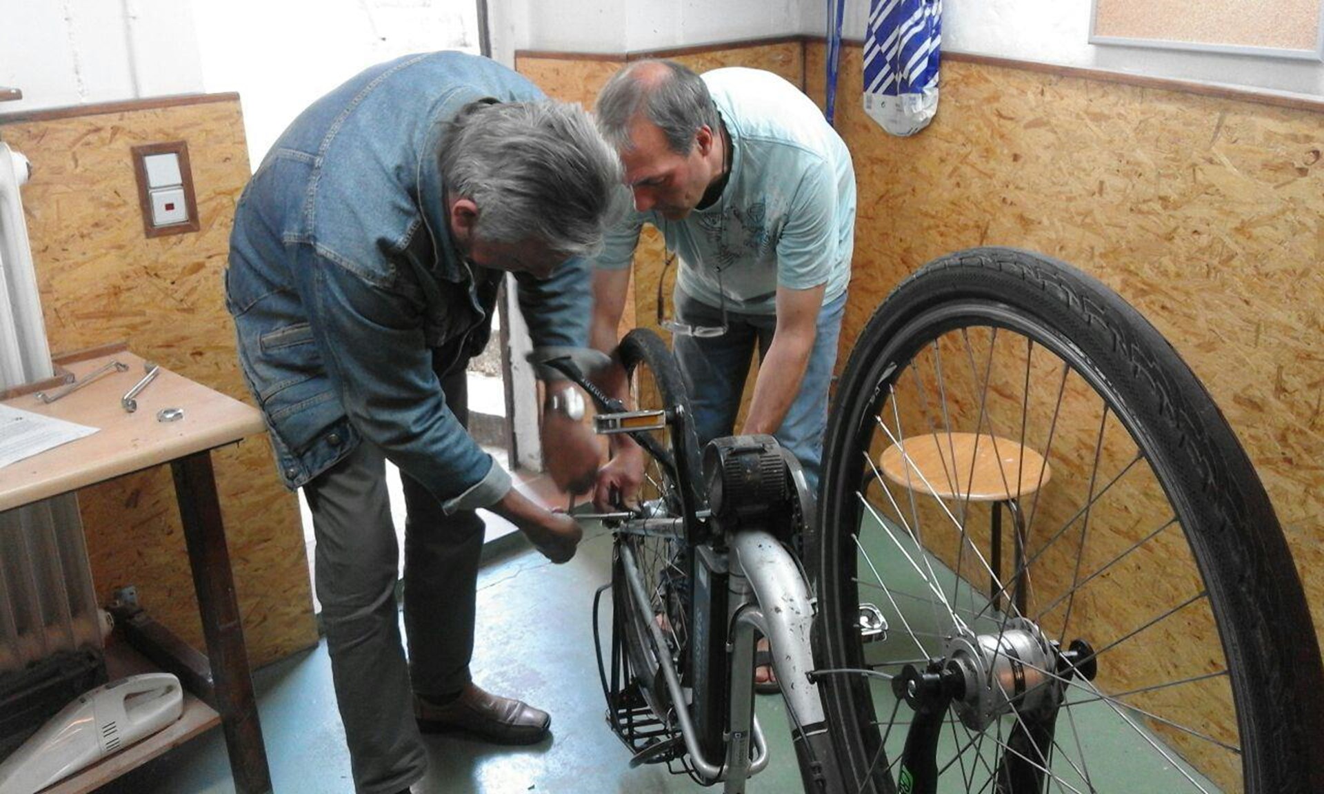 Zwei Männer reparieren ein Fahrrad