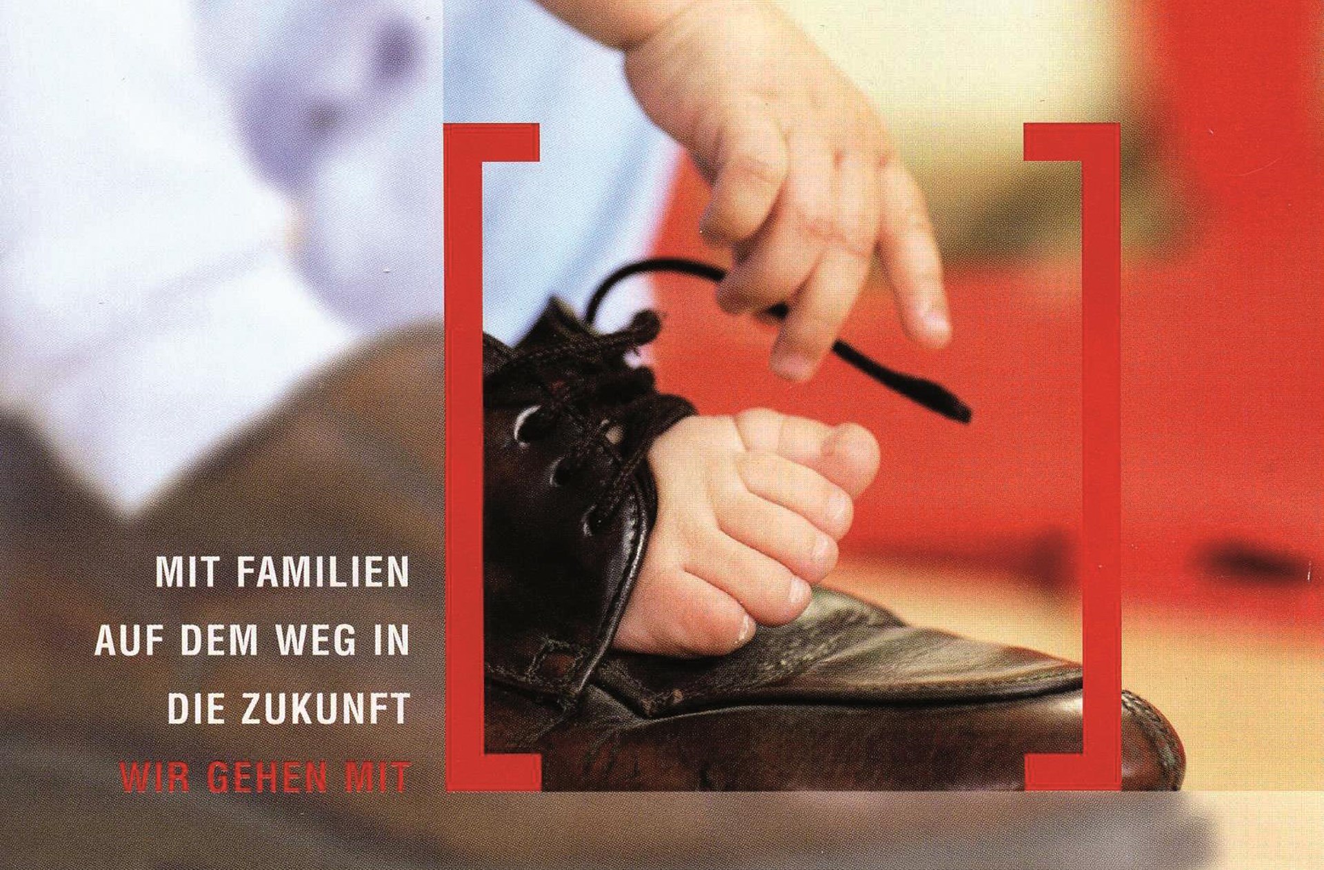 Der Fuß eines Kleinkindes steckt in einem Erwachsenenschuh. Die Hand des Kindes versucht, die Schleife zu binden.