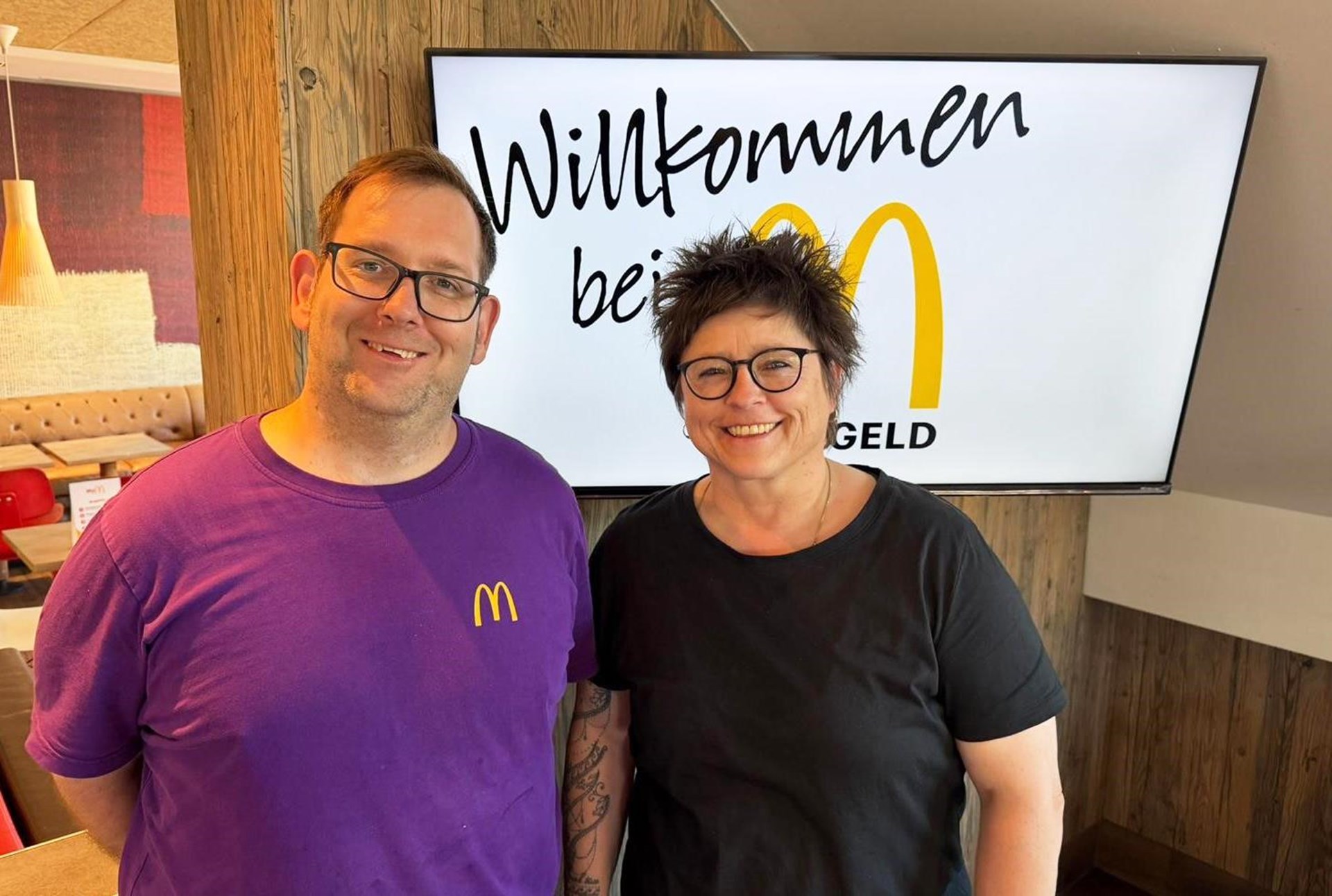 Sebastian Dirkes, Beschäftigter der Caritas-Emstor-Werkstätten und McDonald's-Franchisenehmerin Stefanie Reidegeld.