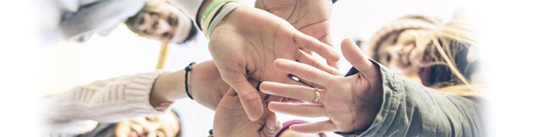 Mehrere Hände, die sich berühren