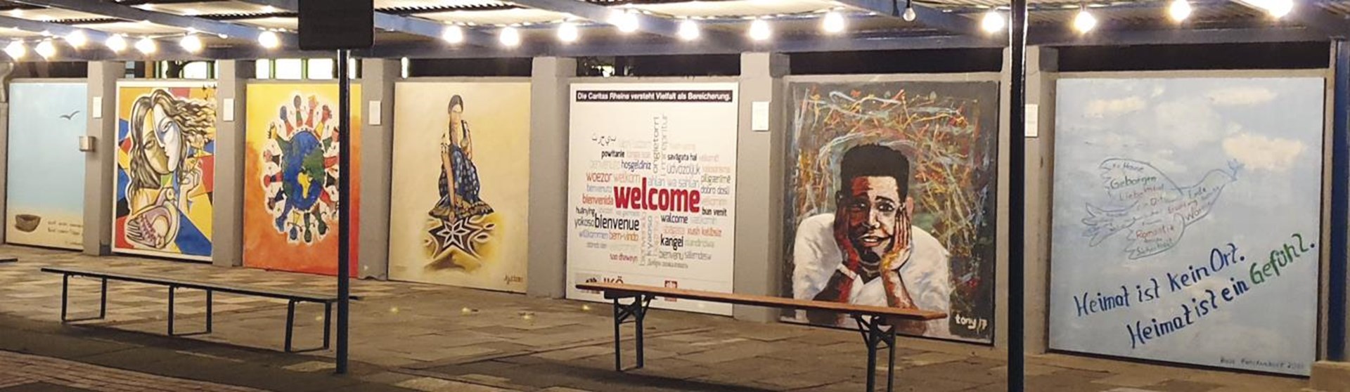 Mehrere Plakate an einer Mauer