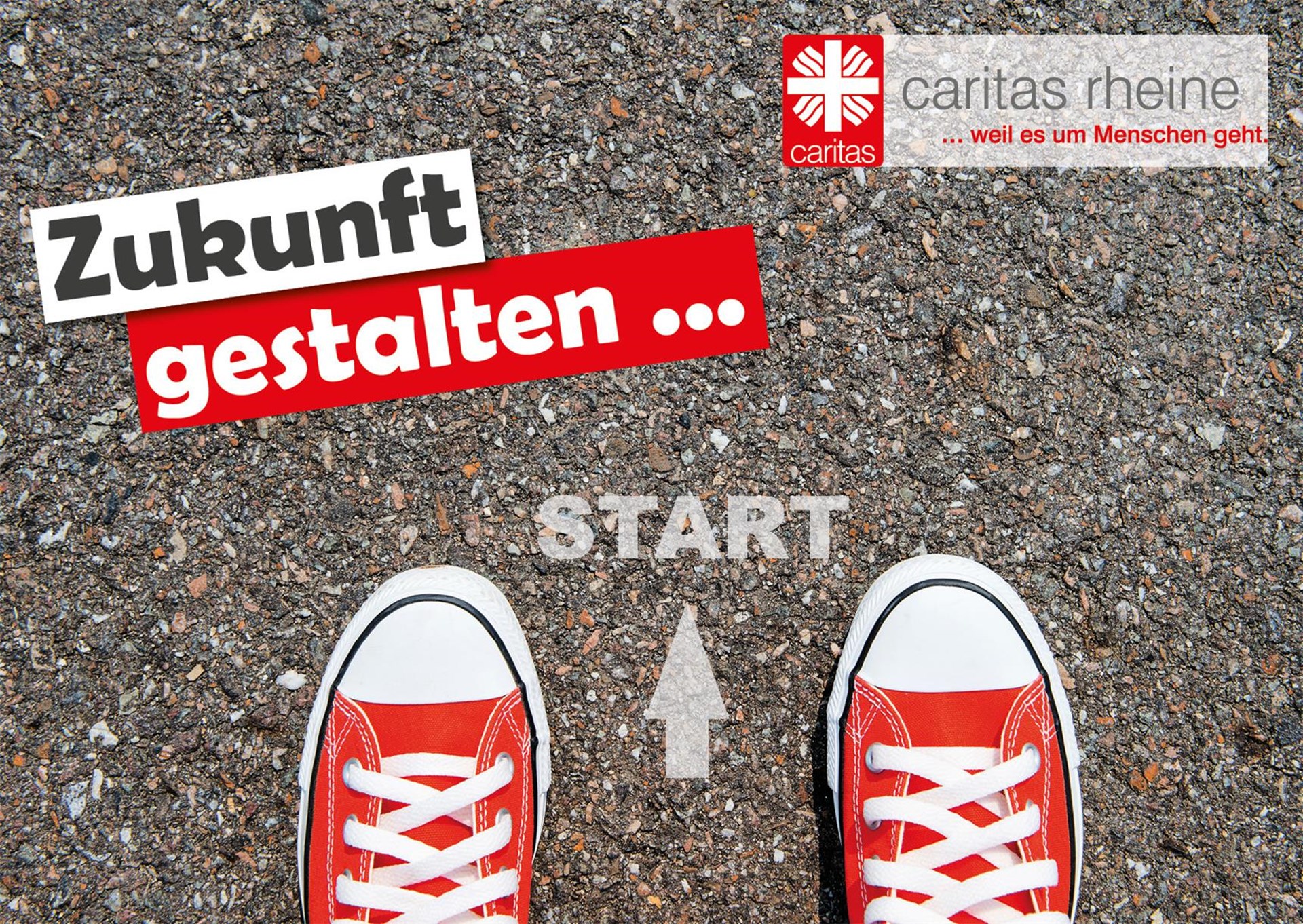 Postkarte zum Thema Zukunft gestalten und zwei Turnschuhen, die auf Asphalt stehen
