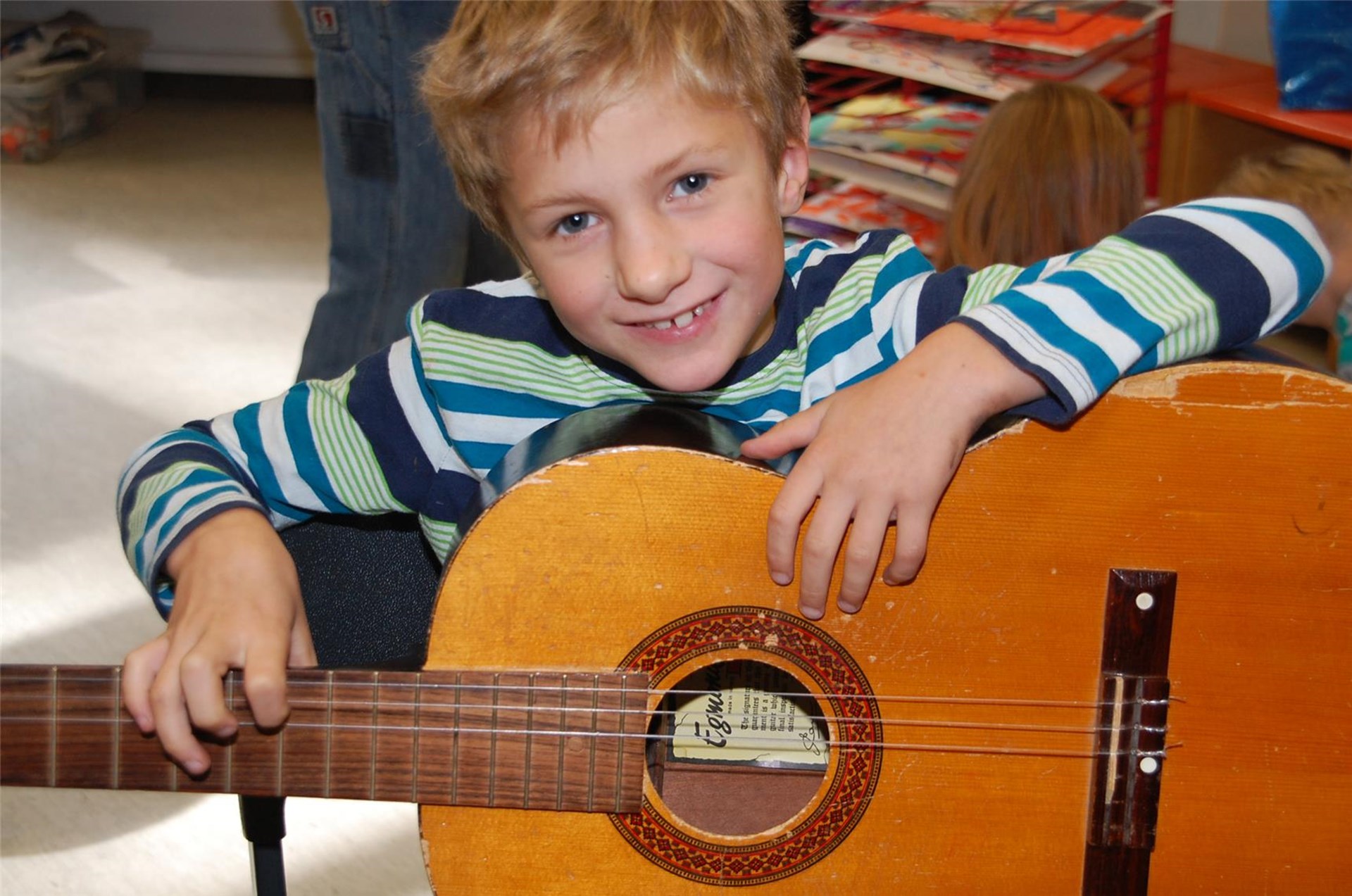 Kind mit Gitarre