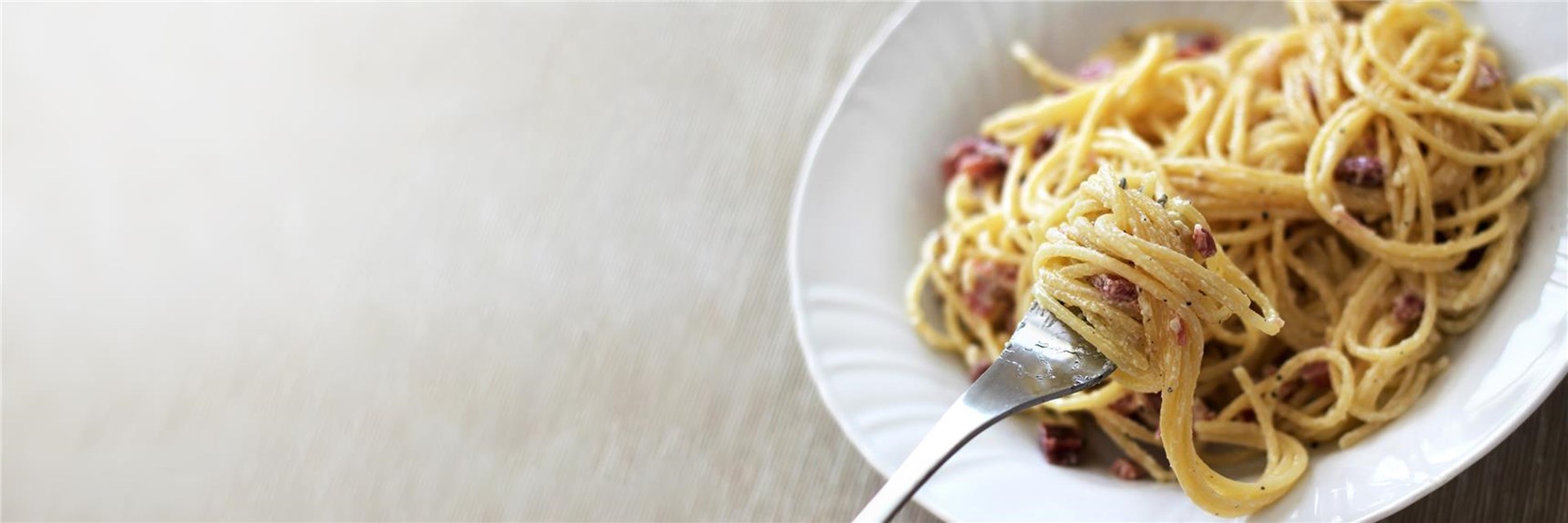 Ein Teller mit Spaghetti Carbonara