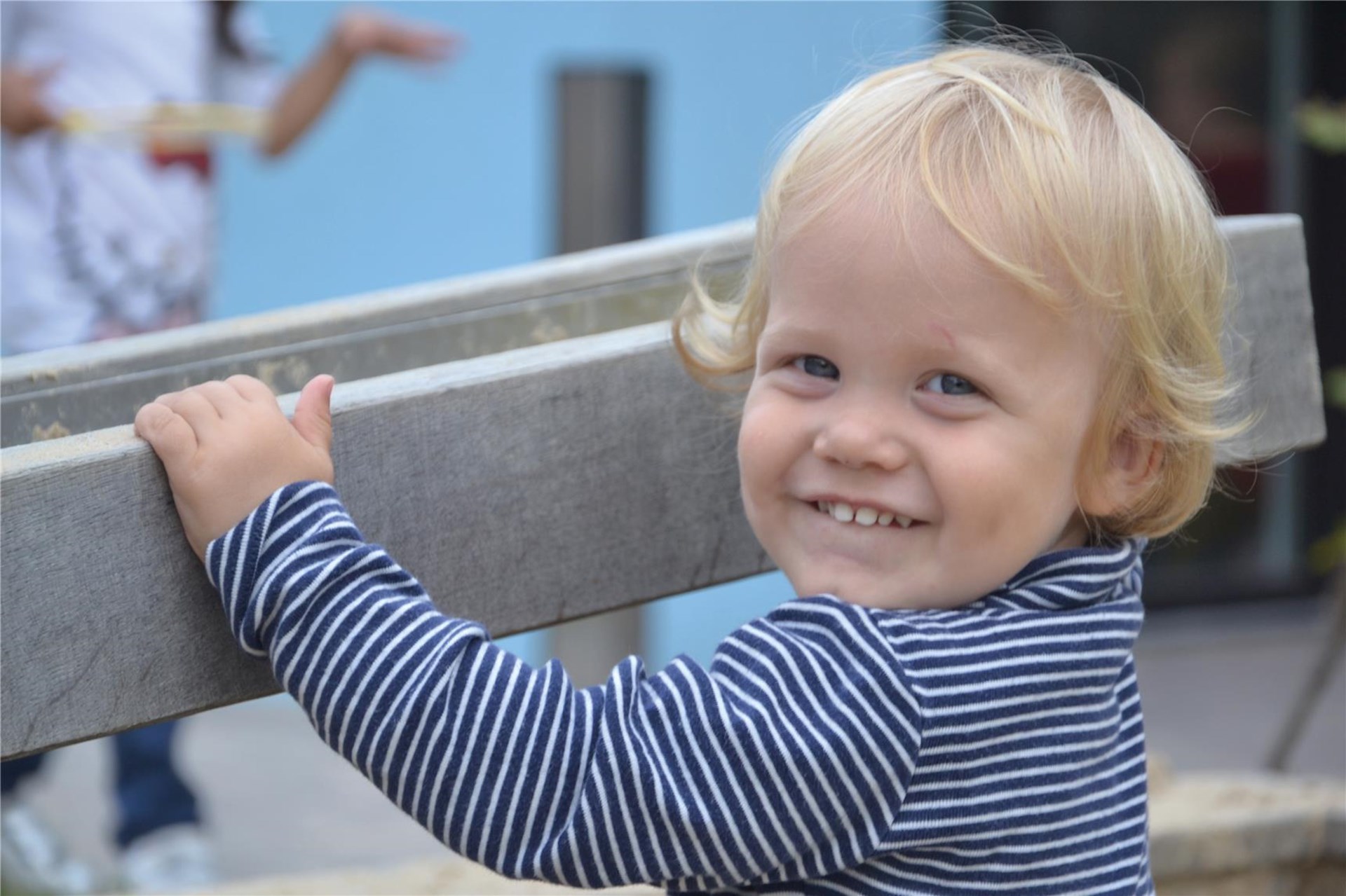 Kleinkind auf einem Spielplatz