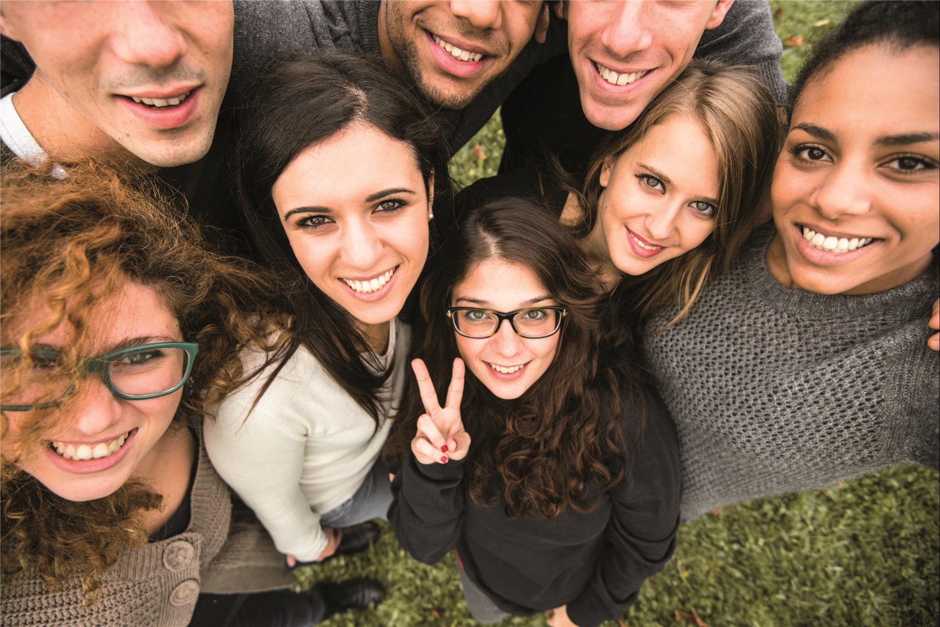 Junge Menschen stehen zusammen
