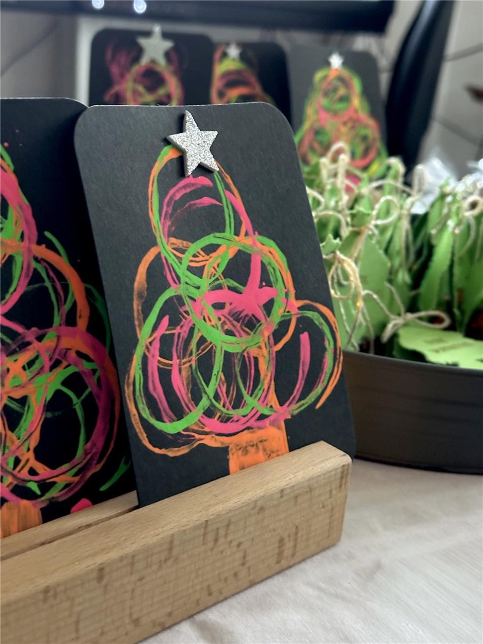 Eine Weihnachtskarte steht in einem hölzernen Kartenhalter