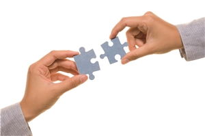 Hände mit Puzzleteilen Hände mit Puzzleteilen