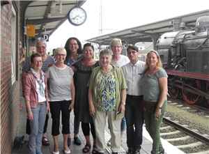 Ehrenamtliche Bahnhofsmission Ehrenamtliche auf dem Bahnsteig